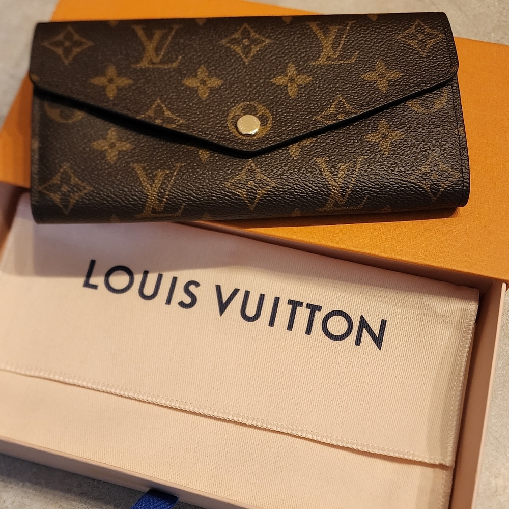 BNIB Authentic Louis Vuitton Sarah Wallet